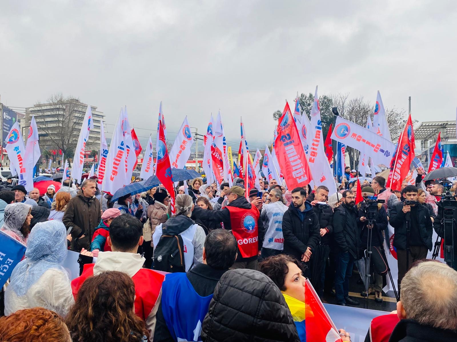 KENT MEYDANI MEMURLARLA DOLDU TAŞTI!