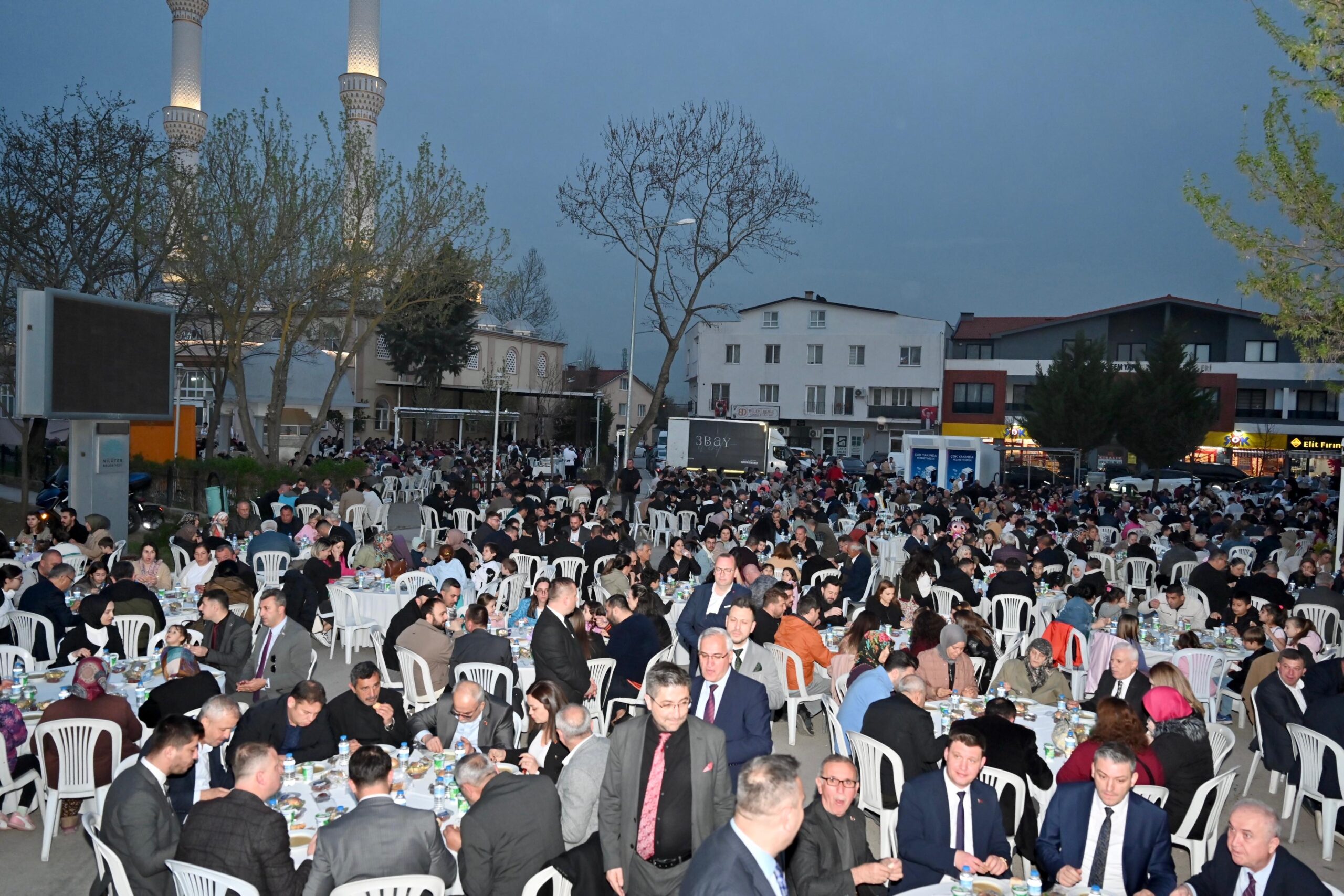 BAŞKAN BOZBEY, DOĞDUĞU MAHALLEDE İFTARA KATILDI