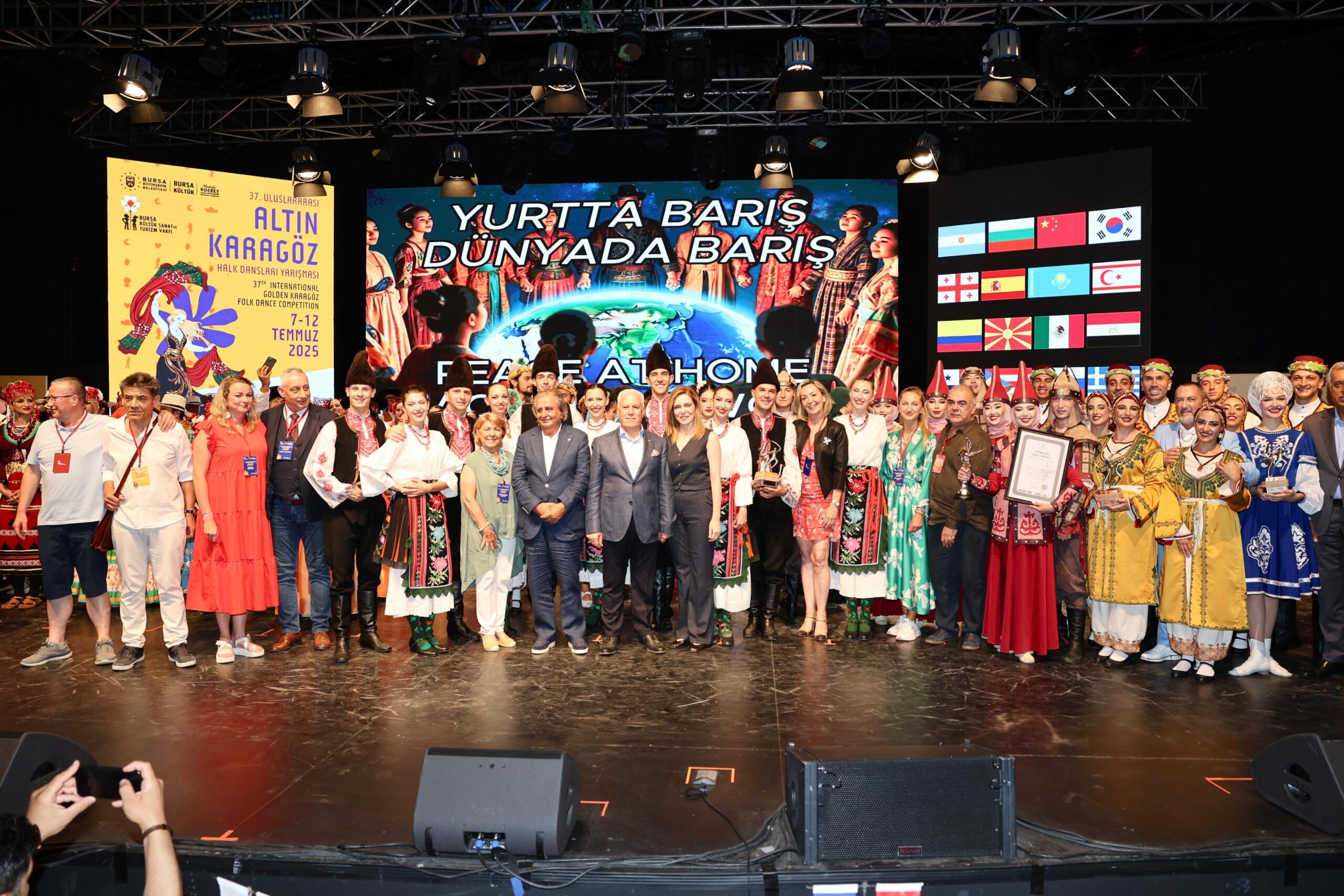 37. ULUSLARARASI ALTIN KARAGÖZ HALK DANSLARI BİRİNCİSİ BULGARİSTAN OLDU