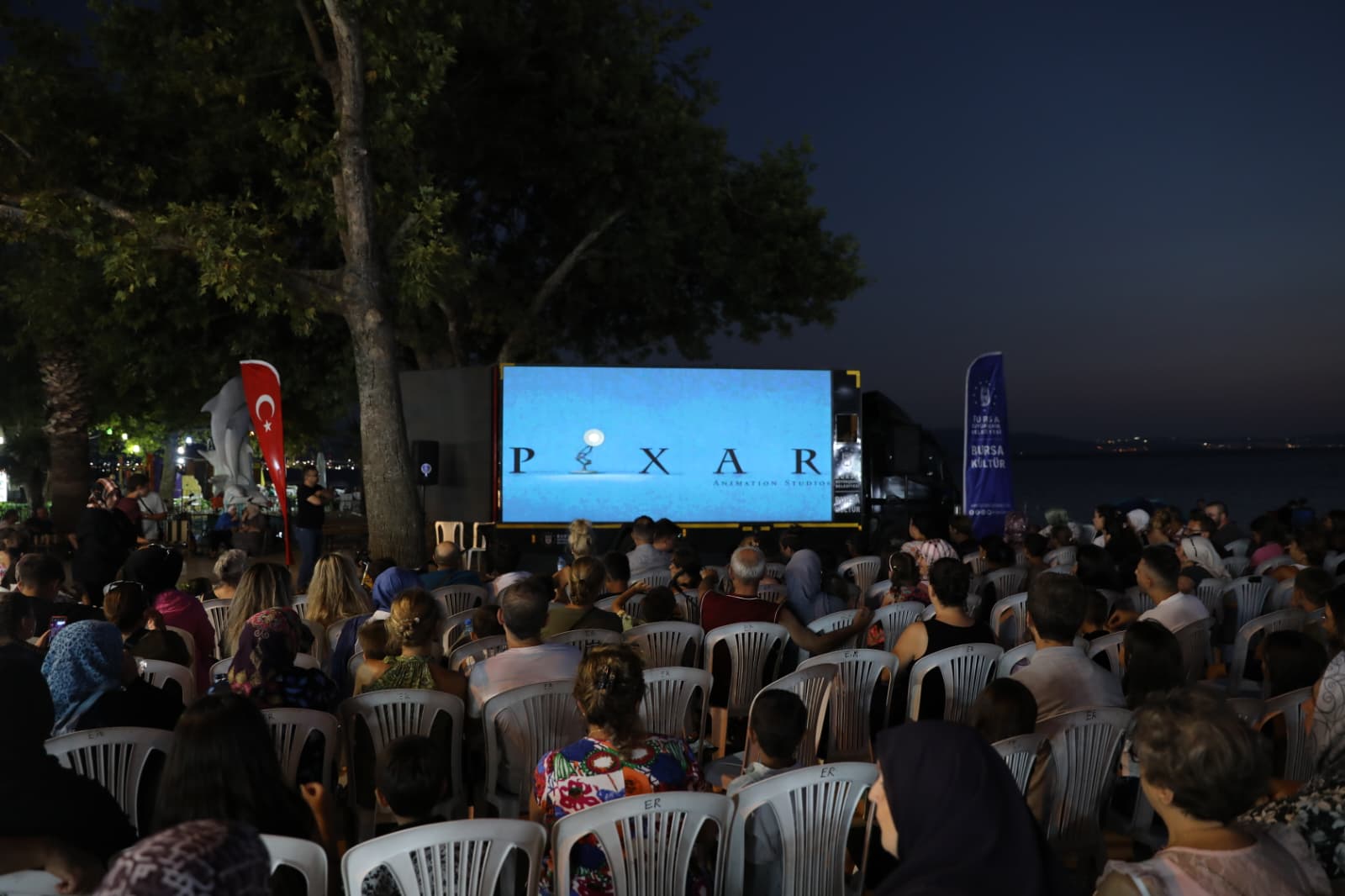 ‘KAMYOLED’ İLE AÇIK HAVADA SİNEMA KEYFİ