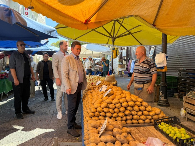 BAŞKAN AYDIN, MURADİYE PAZARINDA ESNAF VE VATANDAŞLA BULUŞTU