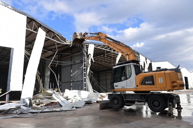 OSMANGAZİ’DE TARIM ARAZİLERİNDEKİ KAÇAK DEPOLAR YIKILIYOR