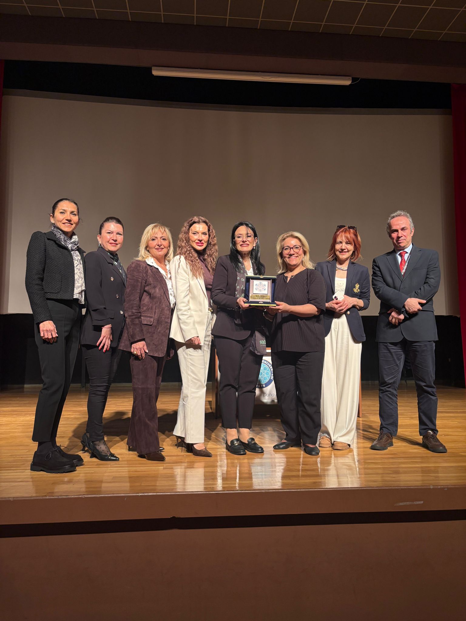BUSADER’den genç  hekimlere destek