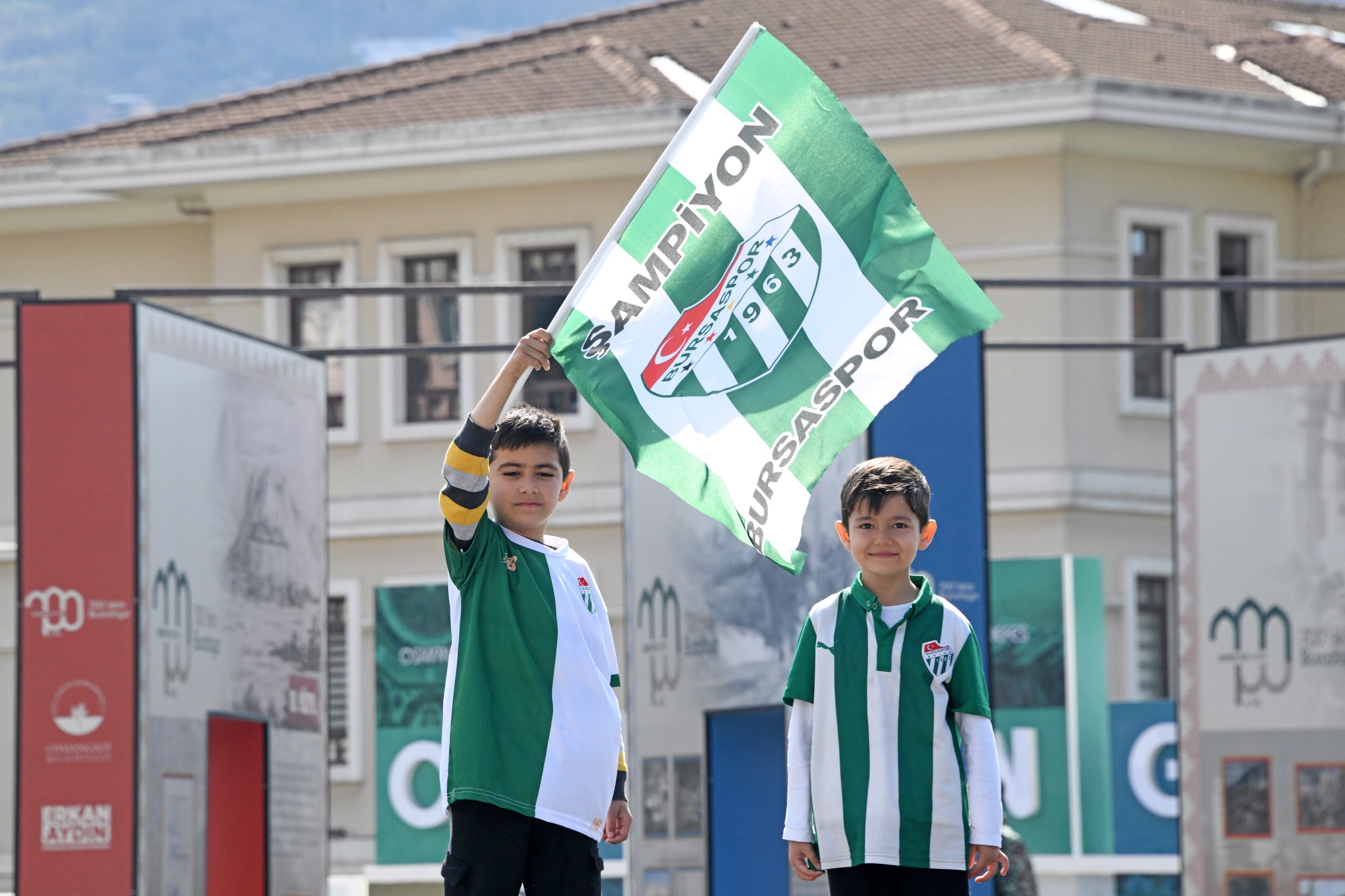 Meydan Yeşil Beyaza Büründü