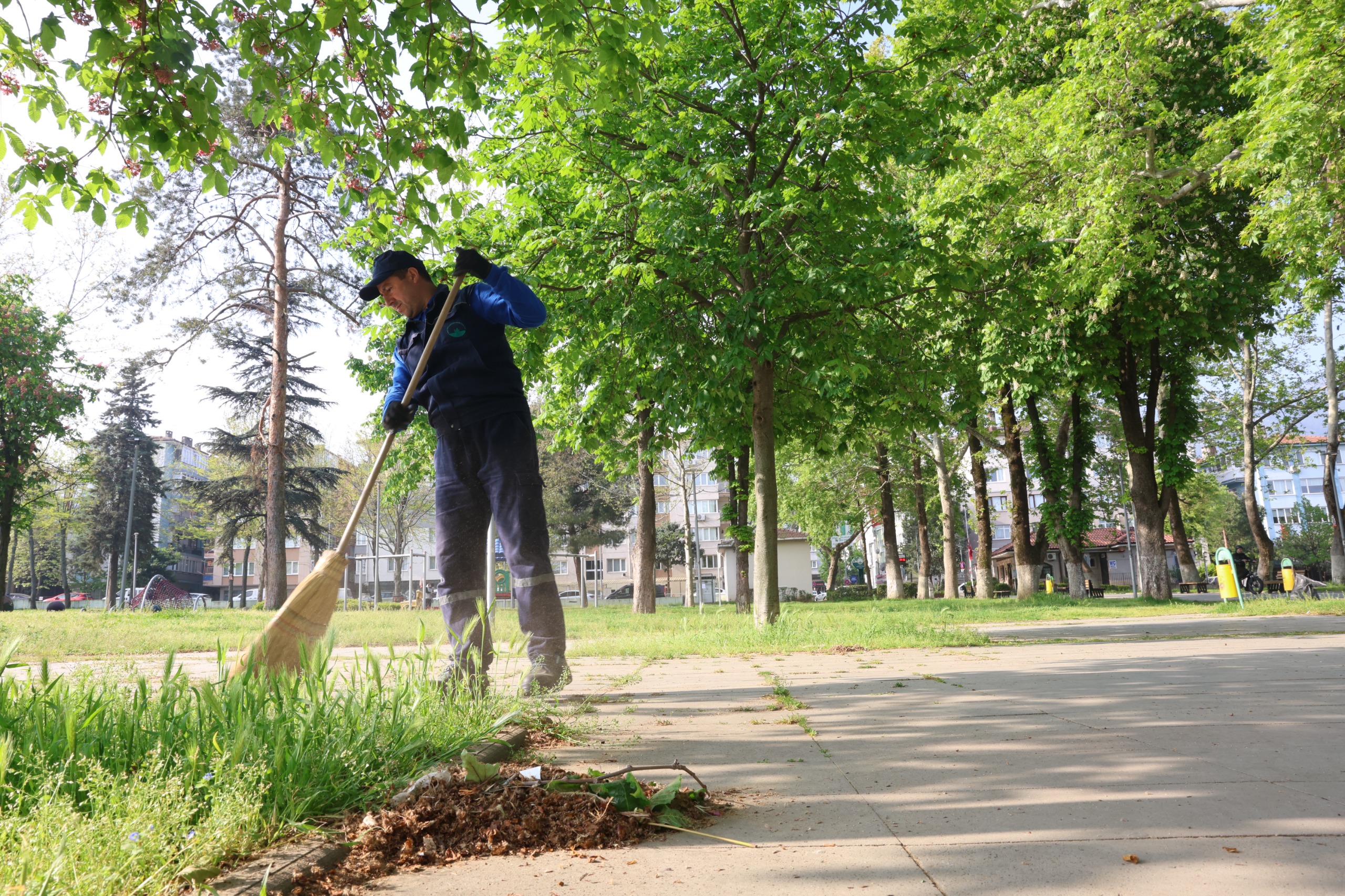 Osmangazi’de Yeşil Alanlarda Titiz Temizlik Çalışması